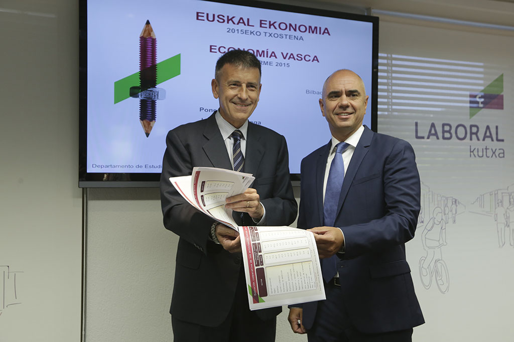 Joseba Madariaga, director del Departamento de Estudios de LABORAL Kutxa, y Xabier Egibar, director de Desarrollo de Negocio de LABORAL Kutxa.