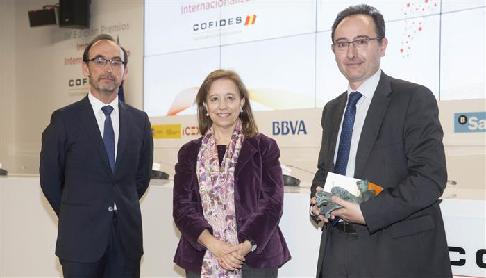 De izquierda a derecha, el presidente de COFIDES, Salvador Marín; la secretaria de Estado de Comercio, Marisa Poncela; y Carles Dalmau, responsable de Exportar para Crecer de Banco Sabadell.